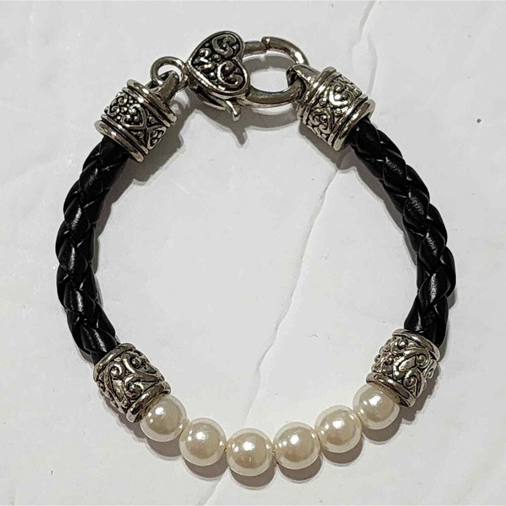 Vintage vibes chunky faux pearl and leather bracelet